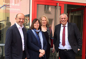 Walter Feiniler am ersten Arbeitstag; mit Christina Vogelsang, Julia Troubal und Martin Wegner (von links).
