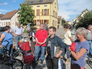 Klaus-Jürgen Becker (Mitte) stellte die historischen Gebäude in Dannstadt-Schauernheim vor